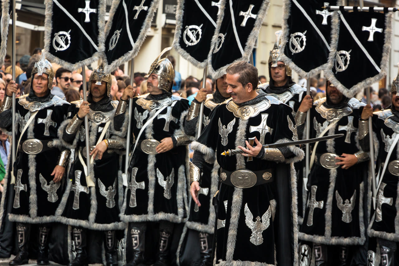 Défilé historique en costumes d'époque lors des célébrations du 9 d'Octubre à Valencia