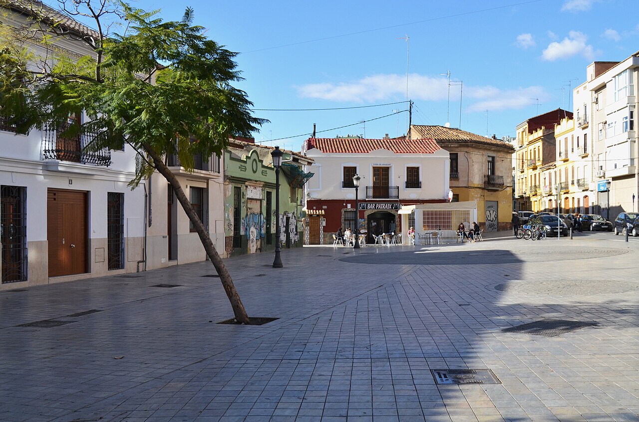 La Plaza de Patraix à Valencia avec ses façades villageoises traditionnelles et le clocher de son église