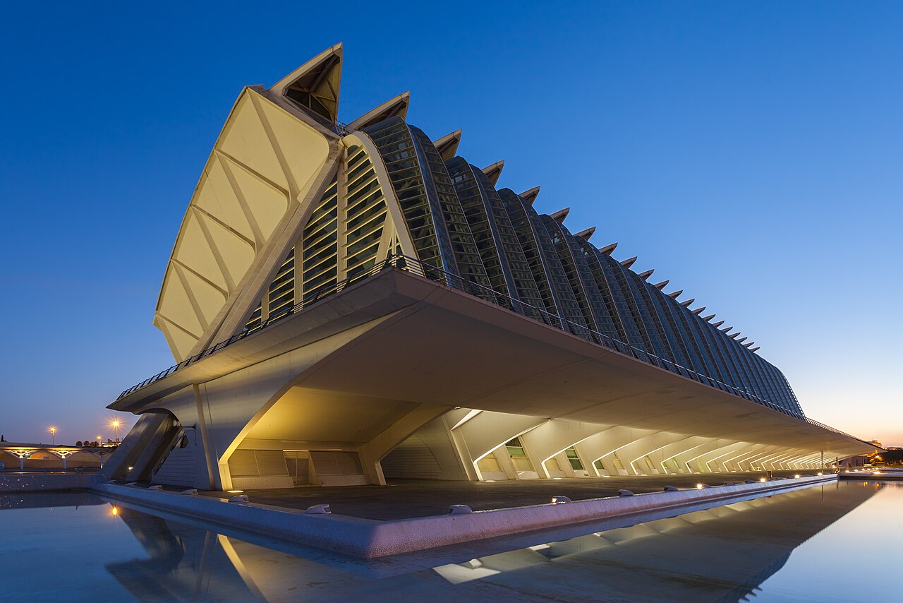 Façade sculpturale du Musée des Sciences Príncipe Felipe et reflets sur les bassins de la Cité des Arts et des Sciences à Valencia