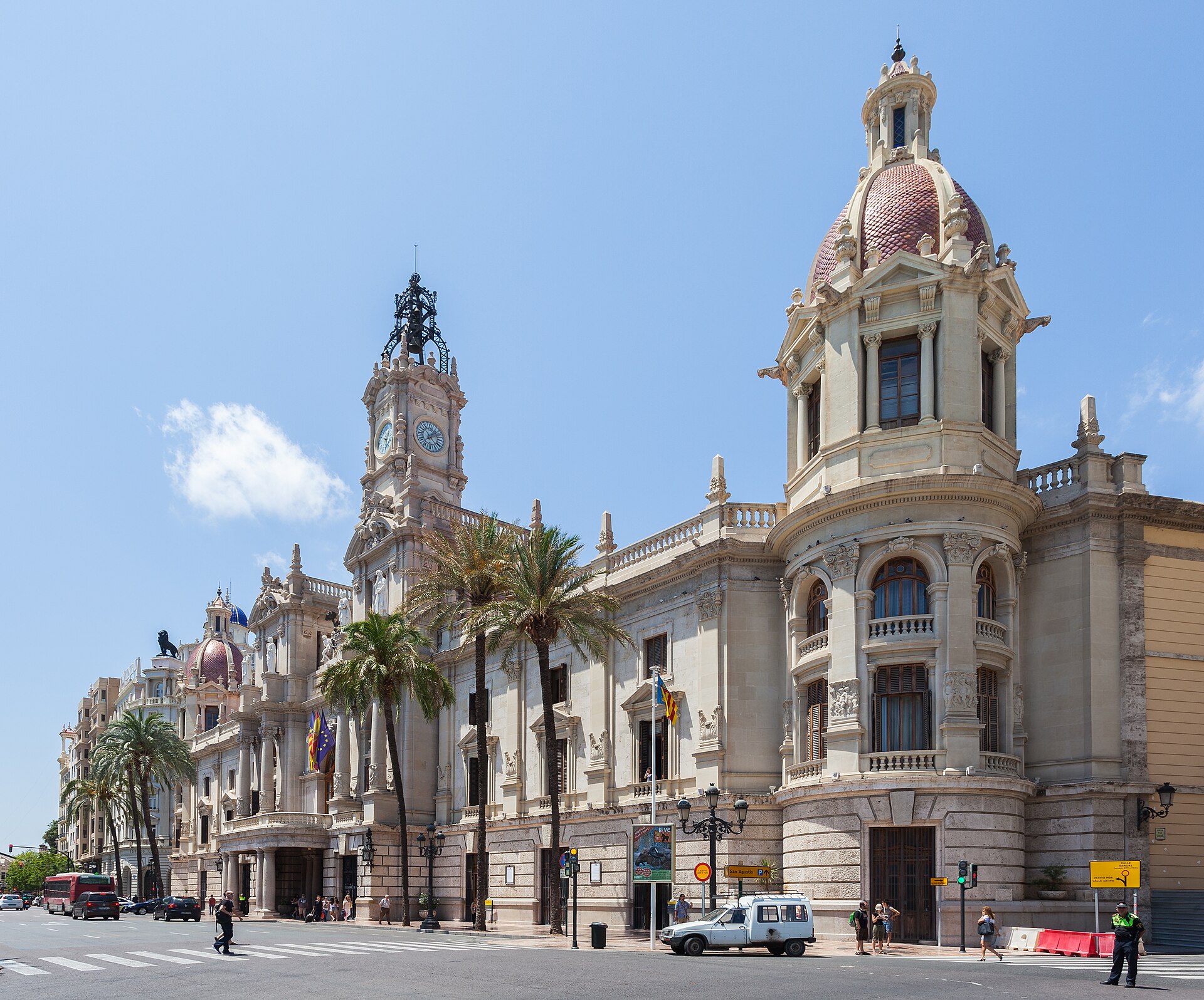 La place centrale de Valencia avec la mairie et les bâtiments historiques