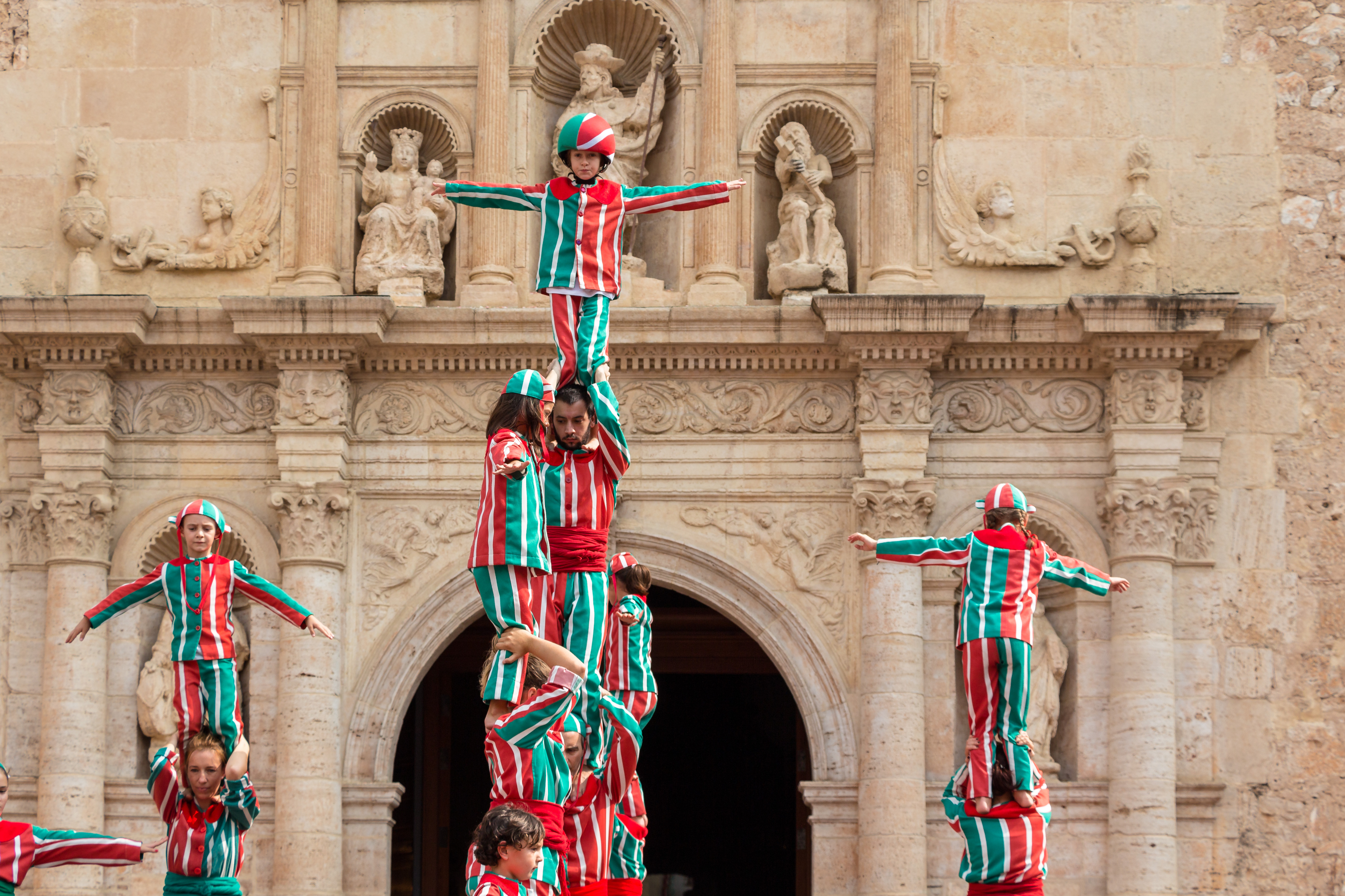 Tour humaine de la Nova Muixeranga devant la basilique d'Algemesí avec un enfant au sommet bras ouverts
