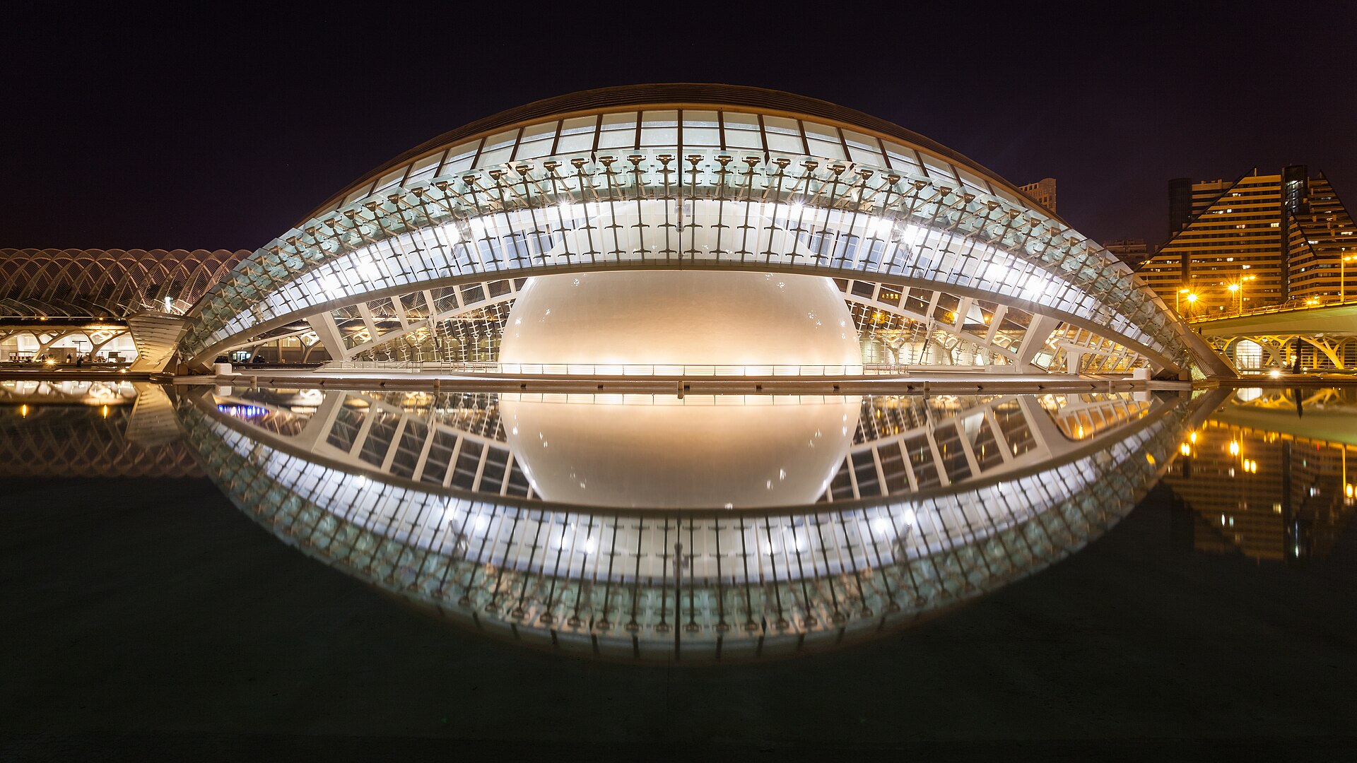 Vue sur les bassins et l'architecture moderne de la Cité des Arts et des Sciences à Valencia