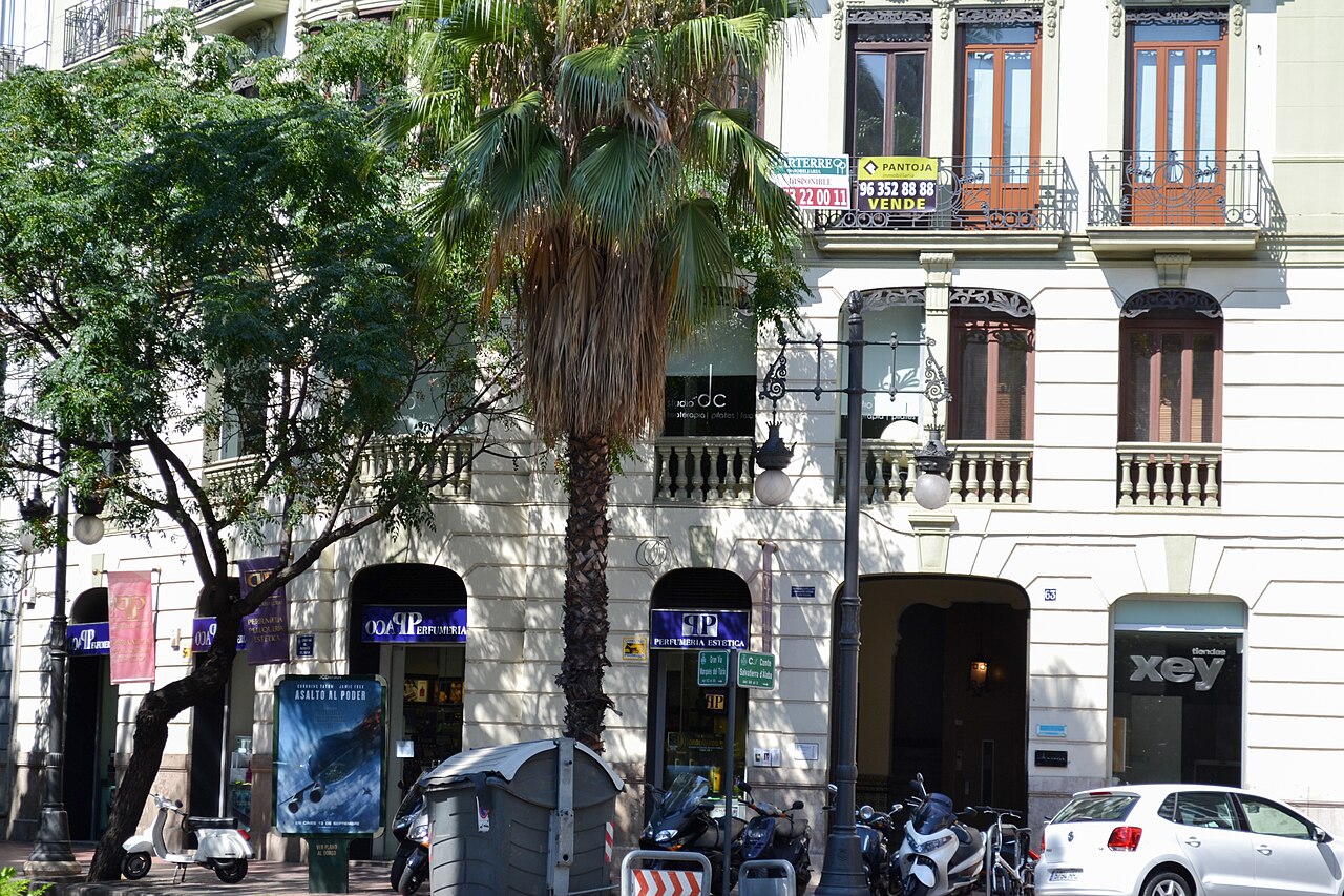 Façade d'immeubles résidentiels à l'angle de la Gran Via Marqués del Túria et de la Carrer Comte Altea à Valencia