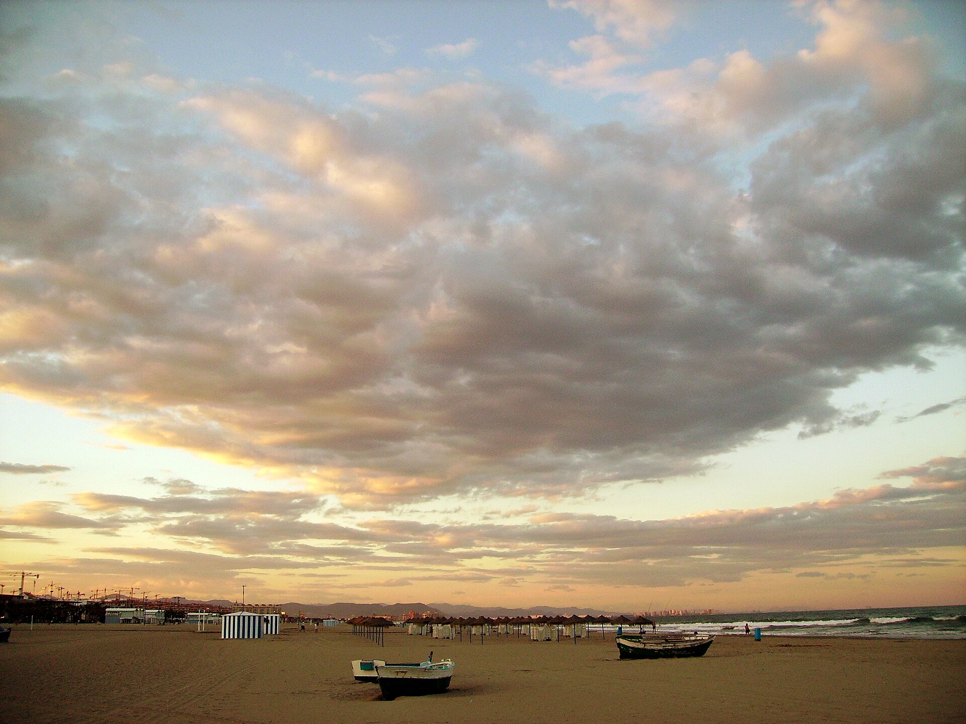 Vaste plage de la Malvarrosa avec promenade et palmiers au bord de la Méditerranée à Valencia