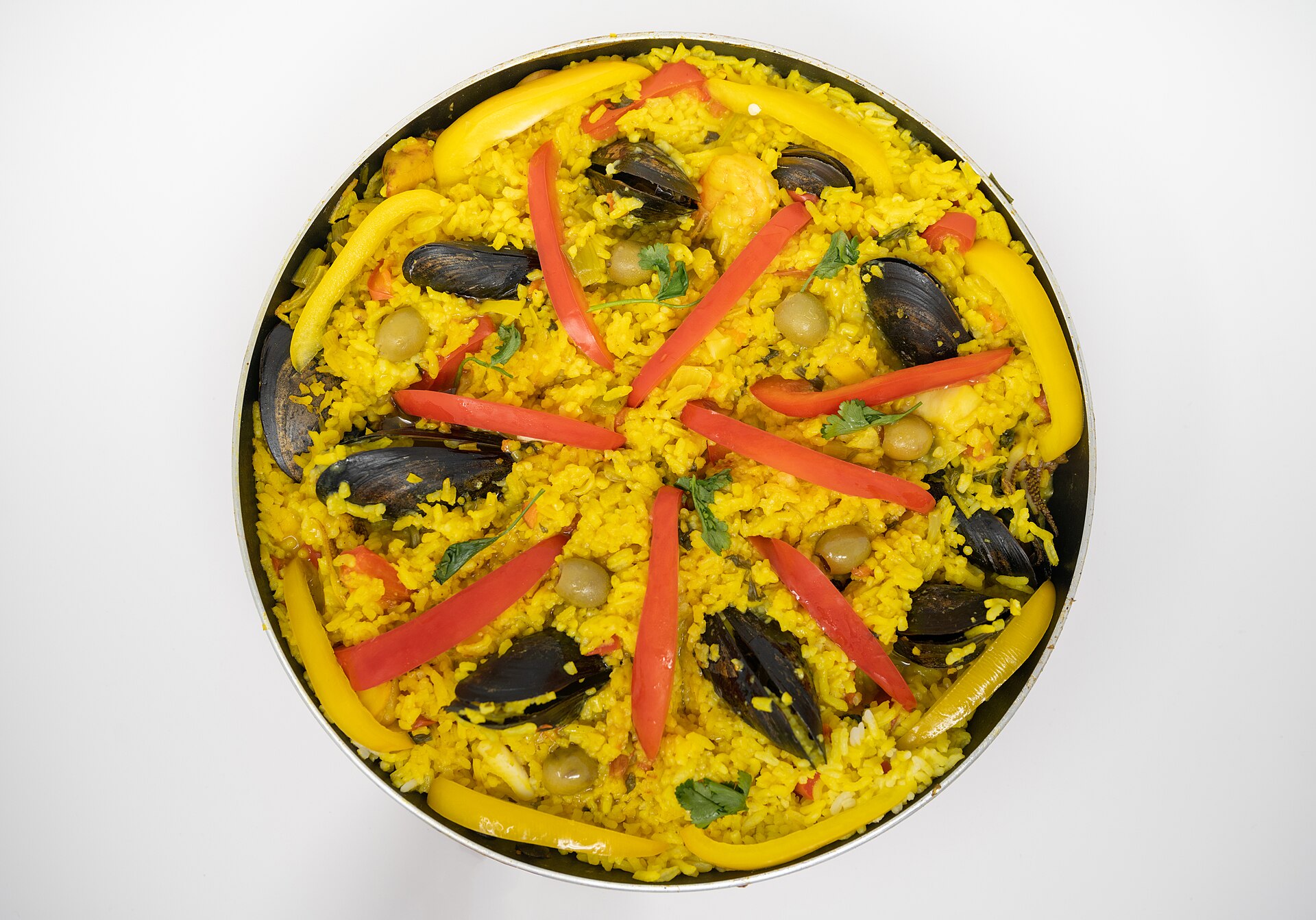 Vraie paella valencienne traditionnelle au feu de bois avec riz socarrat et ingrédients locaux